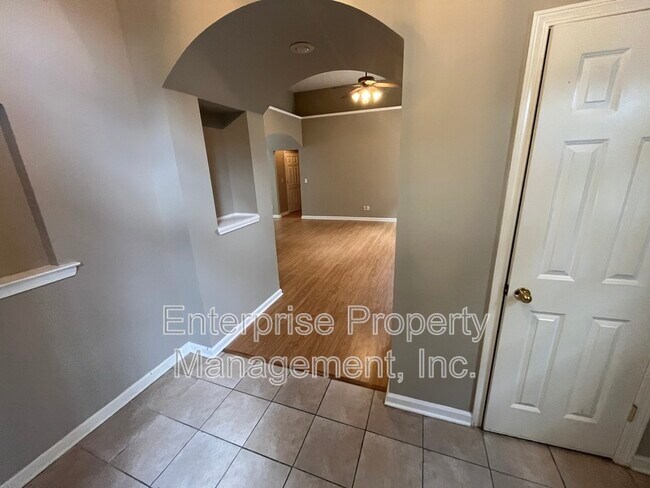 Building Photo - 5236 Laurel Home Cove