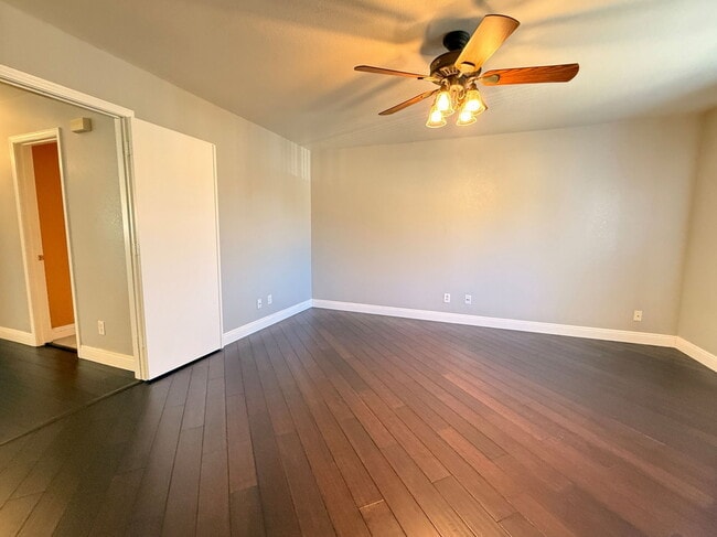 Building Photo - 6425 W Desert Hollow Dr