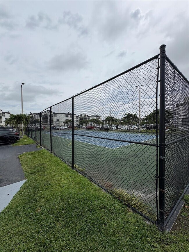 Building Photo - 9711 Fontainebleau Blvd