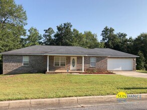Building Photo - Crestview Home with Beautiful NEW back deck!