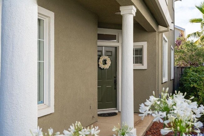 Building Photo - Stunning Updated Alameda Home w/ Backyard Deck & Custom Features