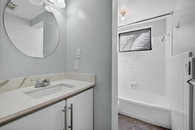 Building Photo - 2624 NE 30th Pl