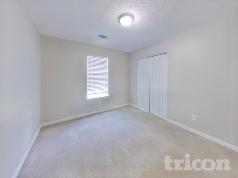 Building Photo - 2024 Meadow Glen Cir