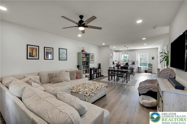 Building Photo - 221 Craig Ave