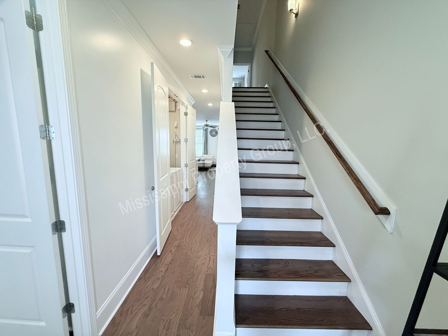 Building Photo - 102 Farm View Dr