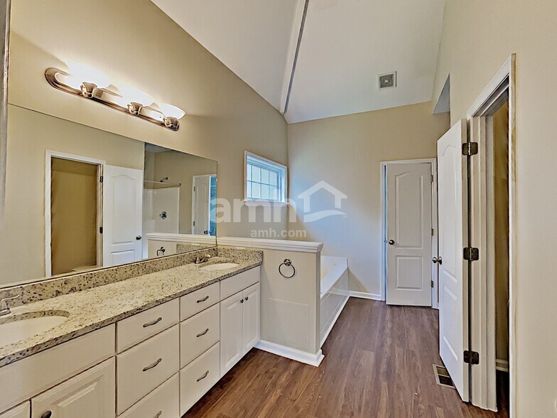 Building Photo - 4002 Greentree Ct