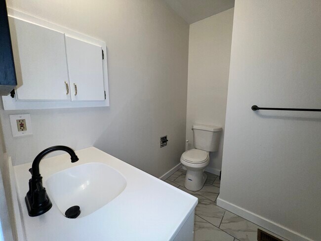 Main Bath - 1817 N Evergreen Ln