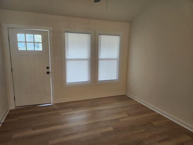 Building Photo - Blackstone 2 Bed 1 Bath New Duplex-Conveni...