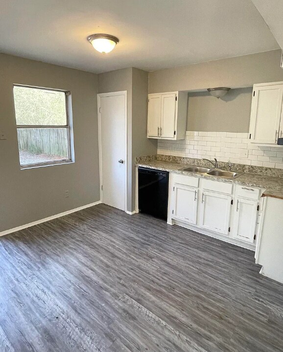 Kitchen with plenty of cabinet space - 2301 Dorchester Dr