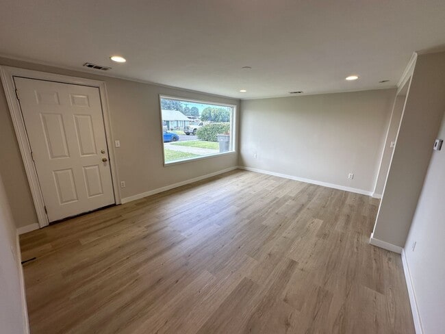 Building Photo - Well-Maintained 3-Bed, 1.5-Bath Home for Lease – 1,056 sq ft