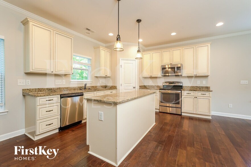 Building Photo - 264 Water Mill Rd