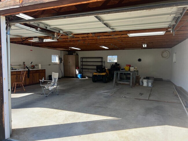 Building Photo - 2 bedroom, 1.5full bath House for rent on ...