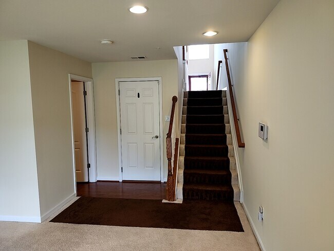 Building Photo - Bryans Road Townhome Retreat | Flexible Lease Available