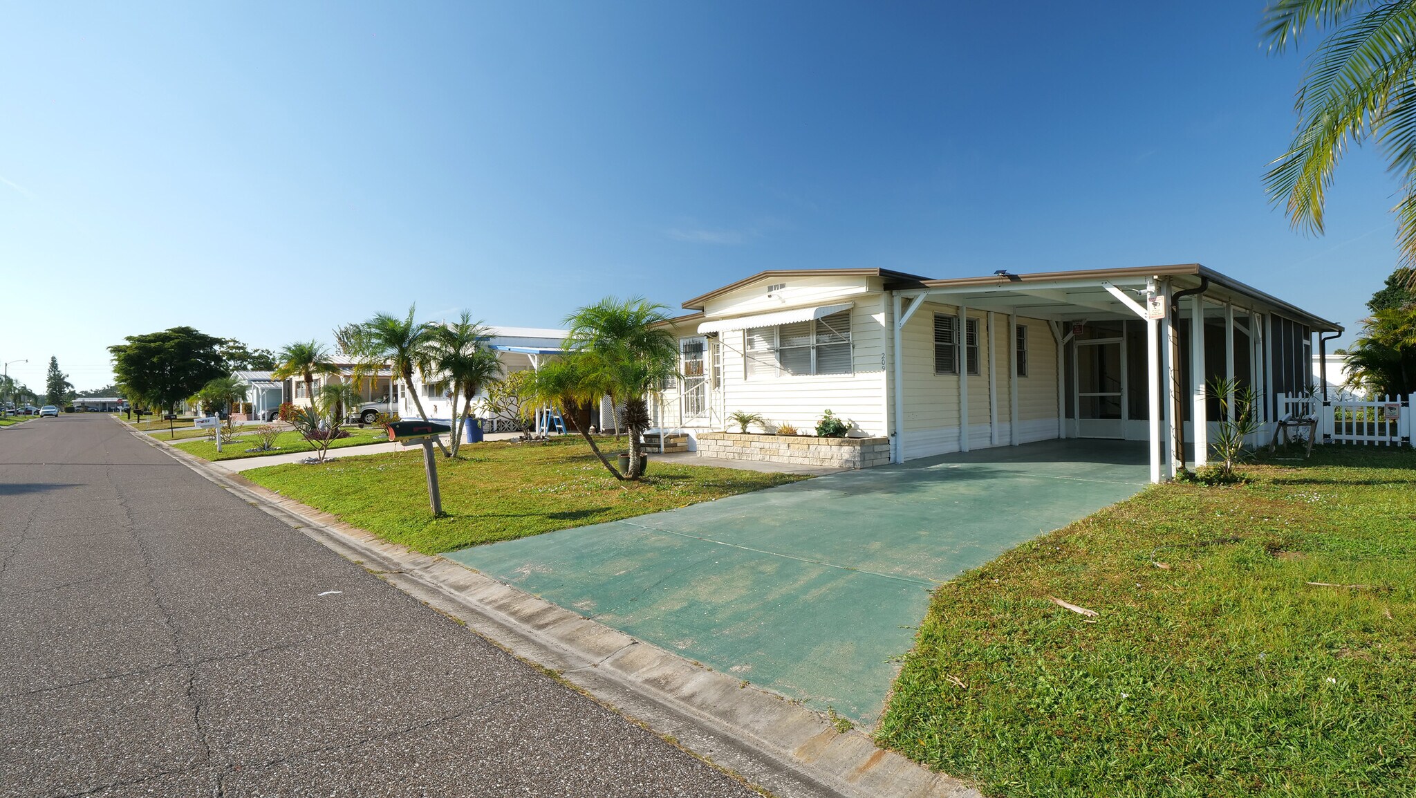 NO-AGE RESTRICTION COMUNITY - 209 50th Avenue Plz E