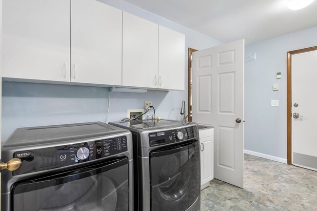 Building Photo - Immaculately maintained rambler in Sammamish with huge yard!!