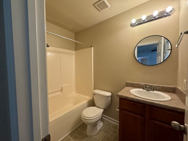 Building Photo - End Unit! Screened Porch!