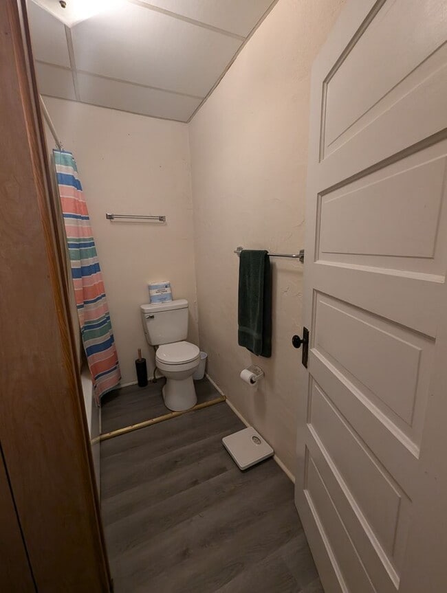 Building Photo - Furnished One Bedroom Upstairs Apartment