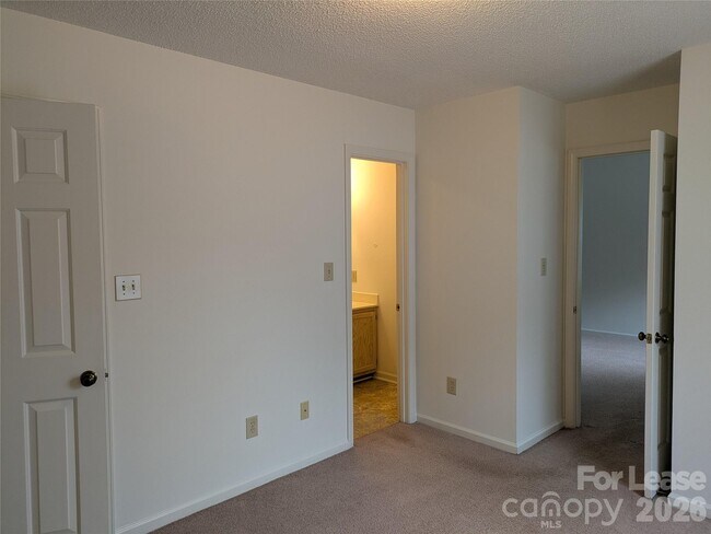 Building Photo - 113 Birdie Ct