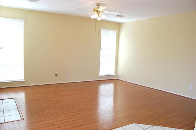 Building Photo - 4614 Forest Home Dr