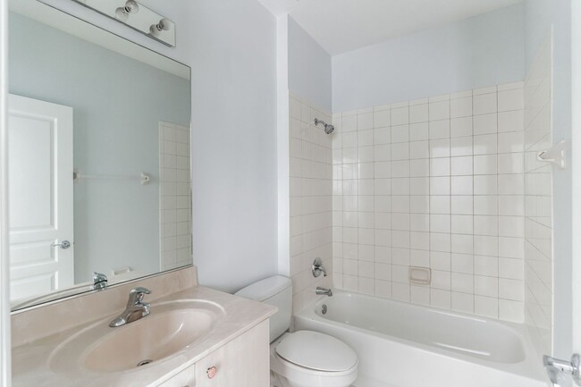 Building Photo - Gorgeous 2 bed 2.5 bathroom townhouse in d...