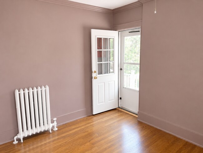 Building Photo - Available Stunning 5-Bedroom, 3-Bath Townhome with High-End Finishes