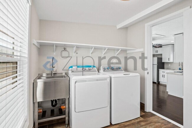 Building Photo - Unit ADU
