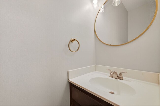 Building Photo - 729 Creekside Crescent