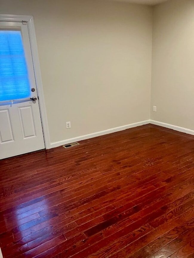 Building Photo - SPACIOUS HOME ON LARGE LOT - 4 BEDS 2.5 BATHS