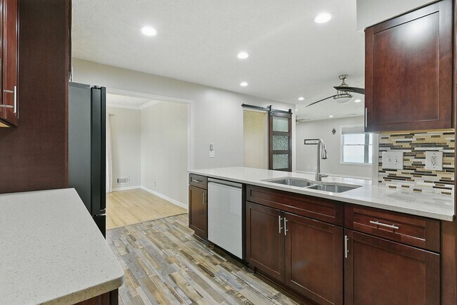 Building Photo - Spacious 4-Bedroom Home for Rent in Desira...