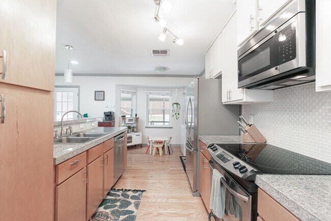 Building Photo - Northwoods Charmer