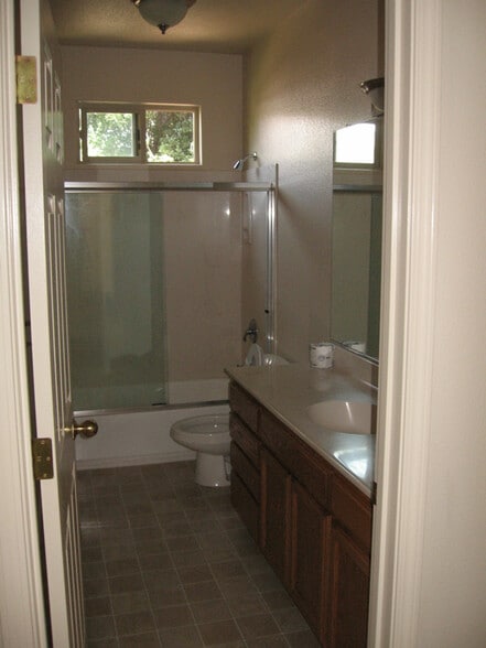 Building Photo - 412 N Cloverdale Blvd