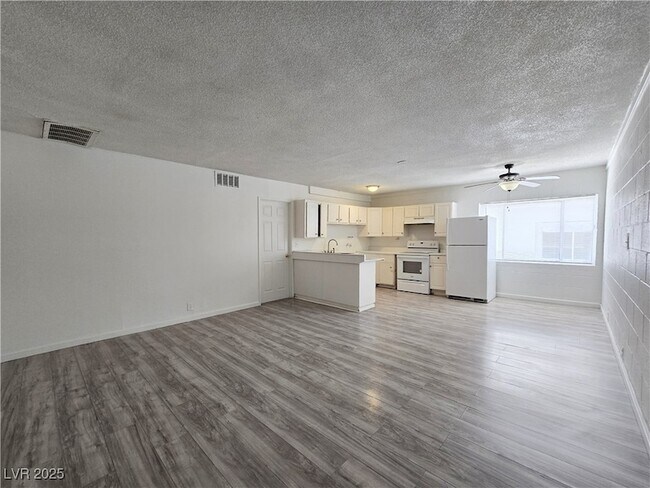 Building Photo - 2913 Stewart Ave