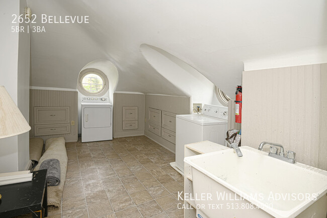 Building Photo - 2652 Bellevue-