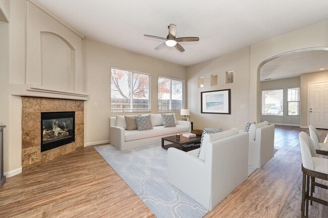 Building Photo - Gorgeous Roseville 4 Bedroom