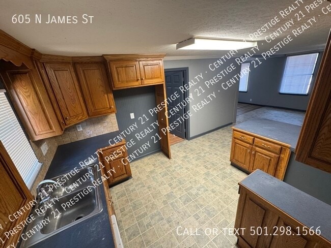 Building Photo - 605 N James St
