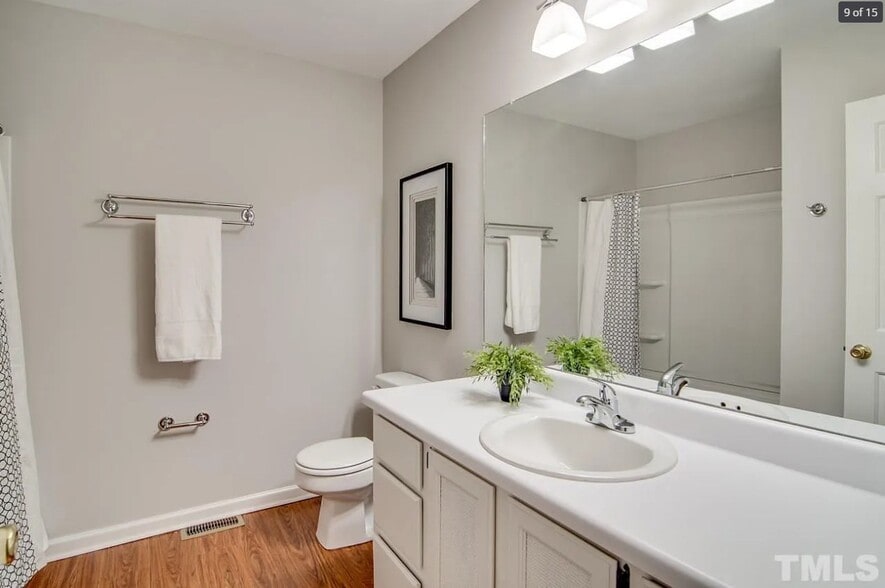 Building Photo - 2615 Camellia Dr
