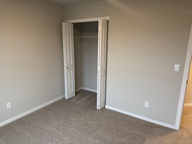 Building Photo - 4 Bed 2.5 Bath Home with Community Amenities