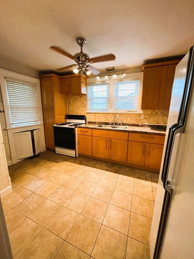 Building Photo - Darling 2 bedroom Bungalow