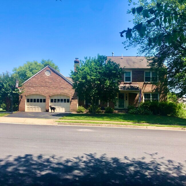 Beautiful neighborhood with no thru-way - 120 Connemara Dr
