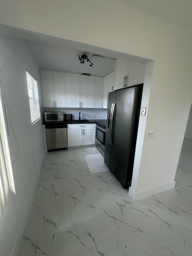 Building Photo - 165 Brighton D
