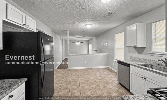 Building Photo - 3 Bed, 2 Bath Home with Fenced Yard & Garage / Pet-Friendly / Available Now!