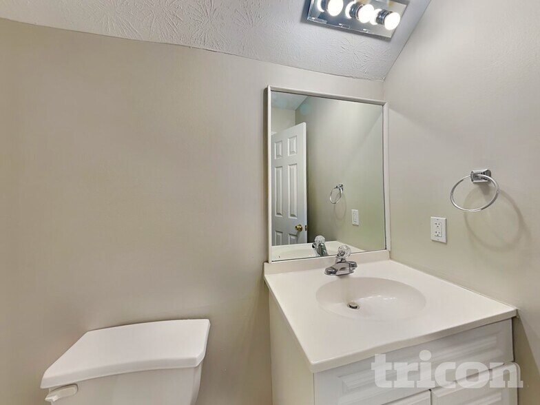 Building Photo - 930 Willow Hollow Dr