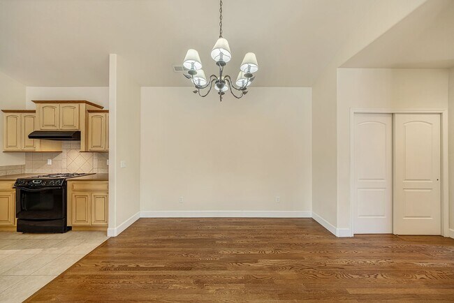 Building Photo - 832 Montclair Dr
