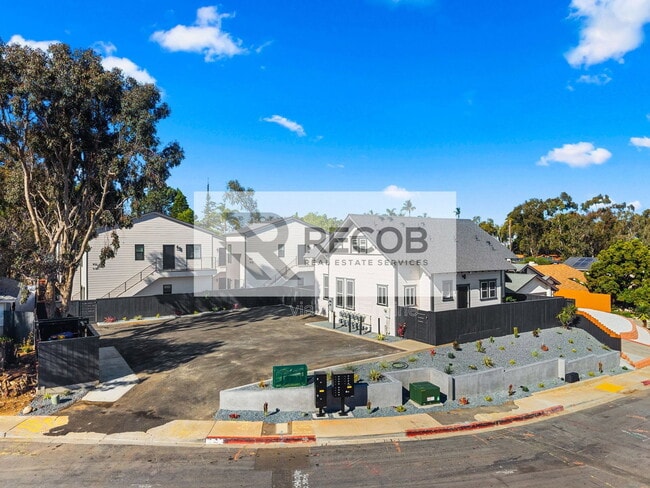 Building Photo - 832 Desty St