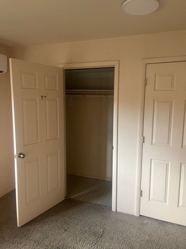 Building Photo - Beautiful ! Bed 1.5 Bath in J-6.