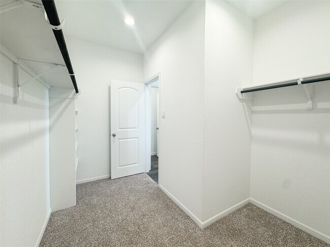 Building Photo - 519 Newcomb Holw Dr