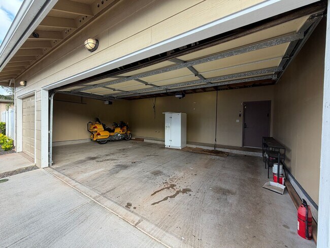 Building Photo - Spacious 4-Bedroom Ewa Beach Home with Den...