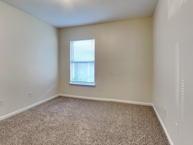 Building Photo - Spacious 4/2 with Fenced Yard