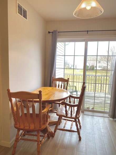 dine-in kitchen - 24 Sandstone Ct