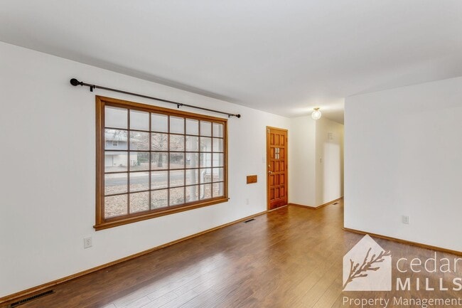 Building Photo - Mid Century 3 Bedroom